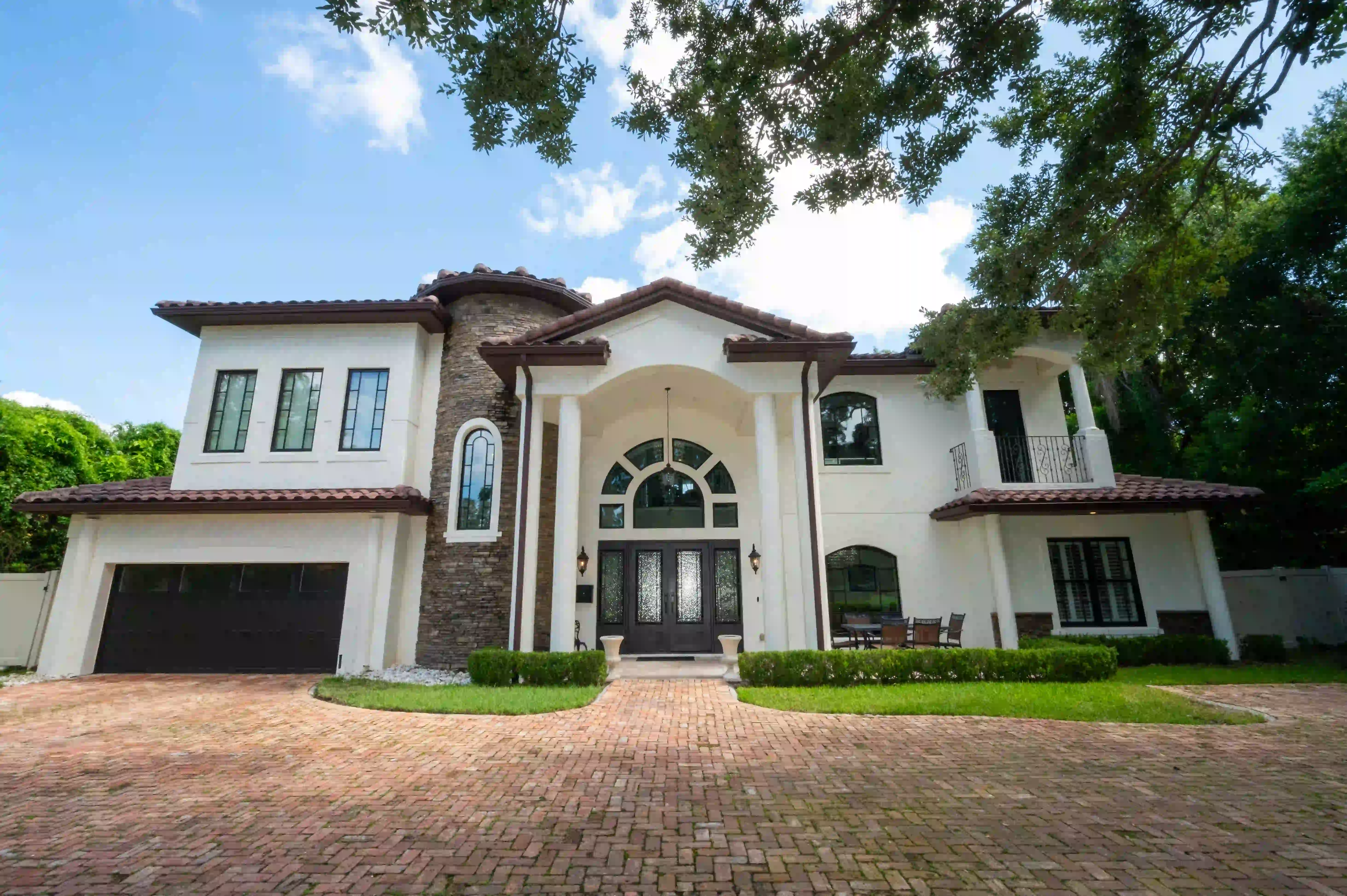 Estate Entrance & Driveway